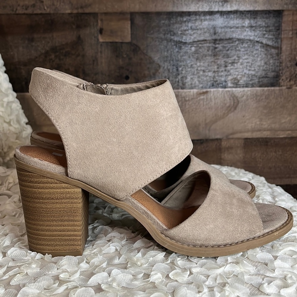 Dolcetta Claire Size 8.5 Beige suede 3” sandals